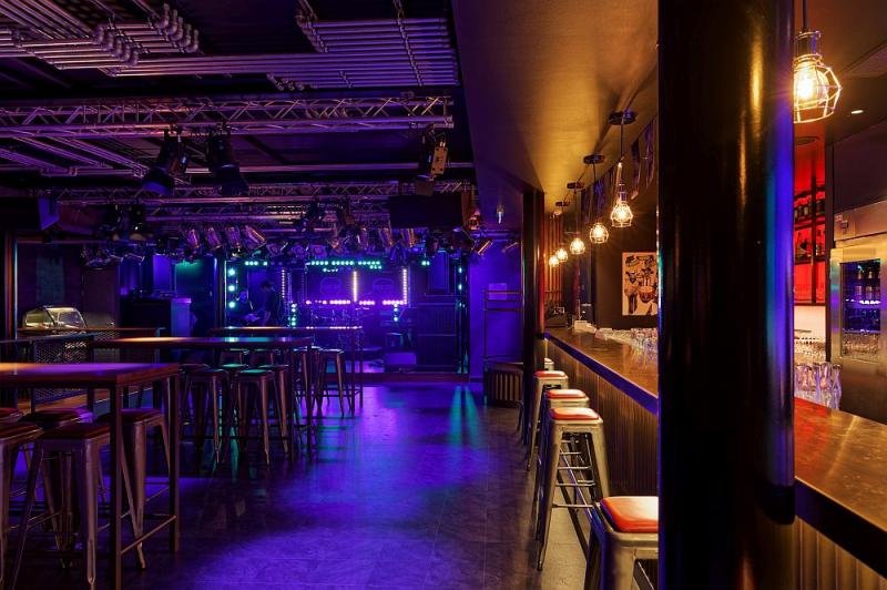 Neue Rock Box Bar HHer HifiSpezialisten statten AIDAnova aus