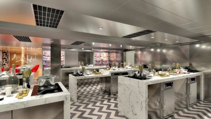 Acht Kochstationen für insgesamt 18 Passagiere bietet die "Carnival Kitchen" an Bord der Carnival Pa