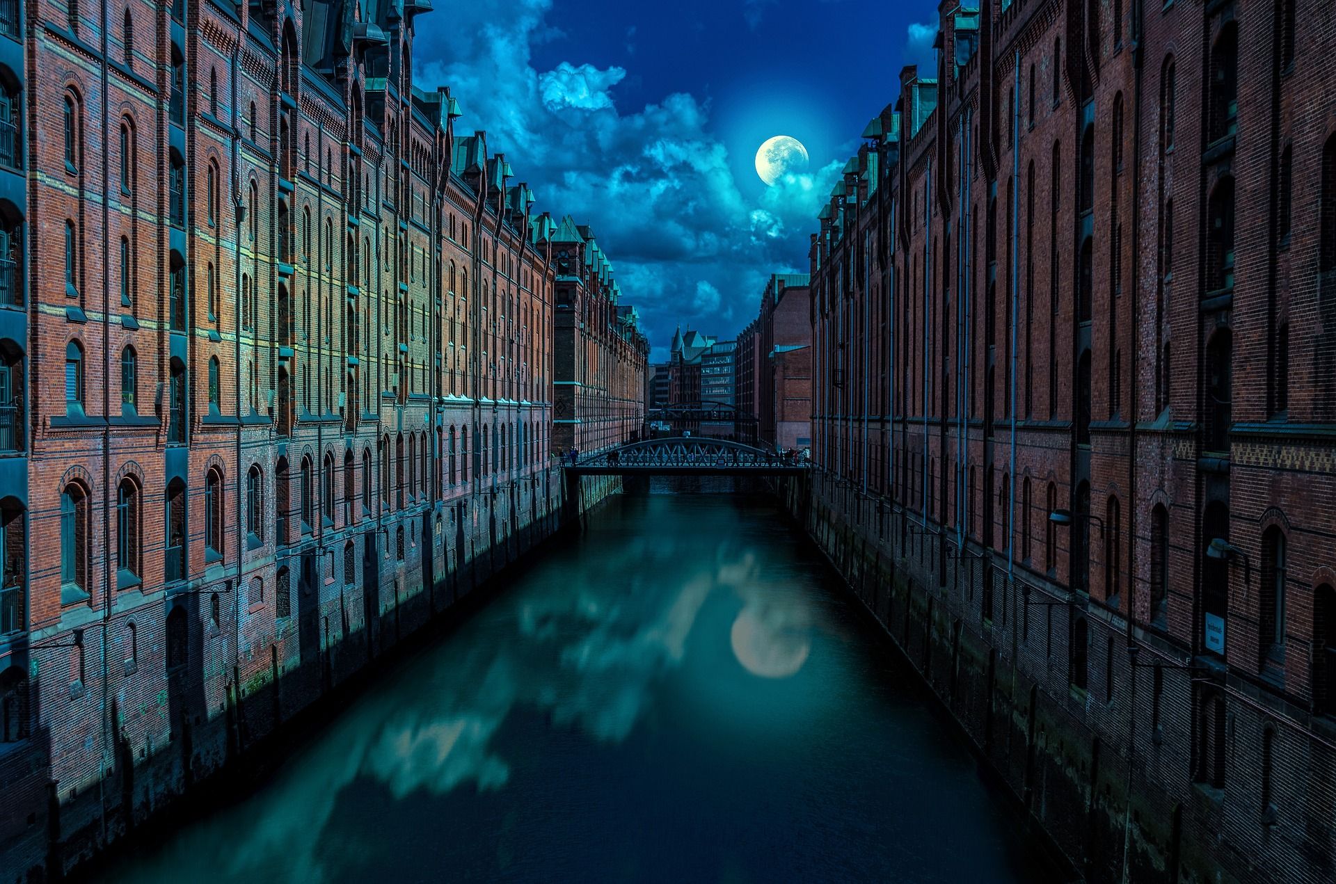 Die alte Speicherstadt mit ihren Fleeten bei Nacht