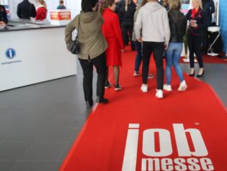 Entlang des roten Teppichs warten unzählige Karrierechancen auf der jobmesse kiel