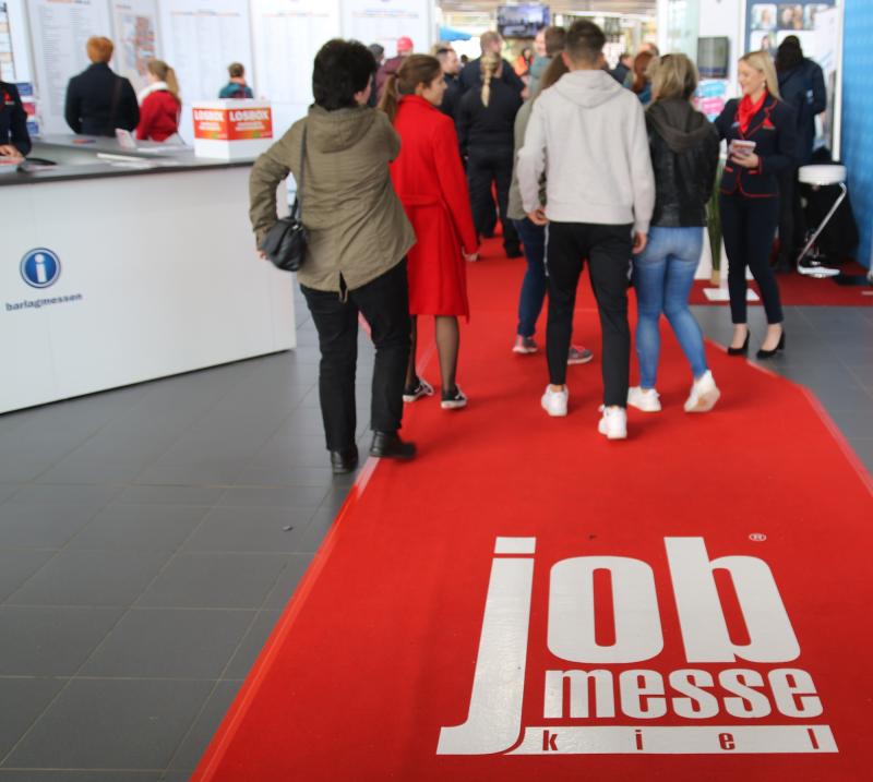 Entlang des roten Teppichs warten unzählige Karrierechancen auf der jobmesse kiel