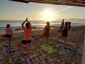 Mit Yoga zum Sonnenaufgang beginnen die Wohlfühlprogamme des Grupotel Gran Vista & Spa auf Mallorca.