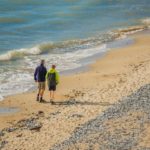 Mit Wanderschuhen an den Strand (Tourismuszentrale Rügen/Christian Thiele)