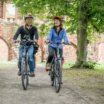 Radler entdecken die von Romantikern verherrlichte Klosterruine Eldena in Greifswald