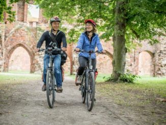 Radler entdecken die von Romantikern verherrlichte Klosterruine Eldena in Greifswald