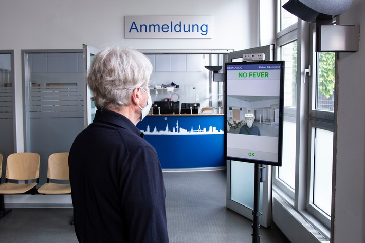 Am Empfang der Praxis ohne Grenzen in Hamburg können Patienten und Mitarbeiter die berührungslose Fieberkontrolle