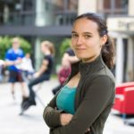 Kira Weinlein (21) aus Hamburg entwickelte eine Software, mit der sich die Durchführung medizinischer Studien mittels "Wearables" einfacher gestalten lässt. (Foto: HPI/K. Herschelmann)