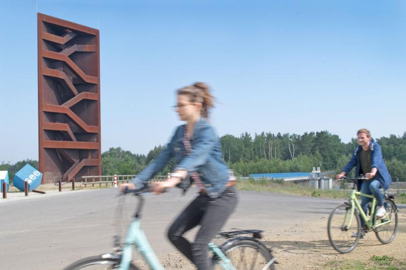 Radfahrer am Aussichtspunkt „Rostiger Nagel“. Foto: Tourismusverband Lausitzer Seenland Nada Quenzel