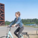 Radfahrer am Aussichtspunkt „Rostiger Nagel“. Foto: Tourismusverband Lausitzer Seenland Nada Quenzel