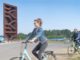 Radfahrer am Aussichtspunkt „Rostiger Nagel“. Foto: Tourismusverband Lausitzer Seenland Nada Quenzel