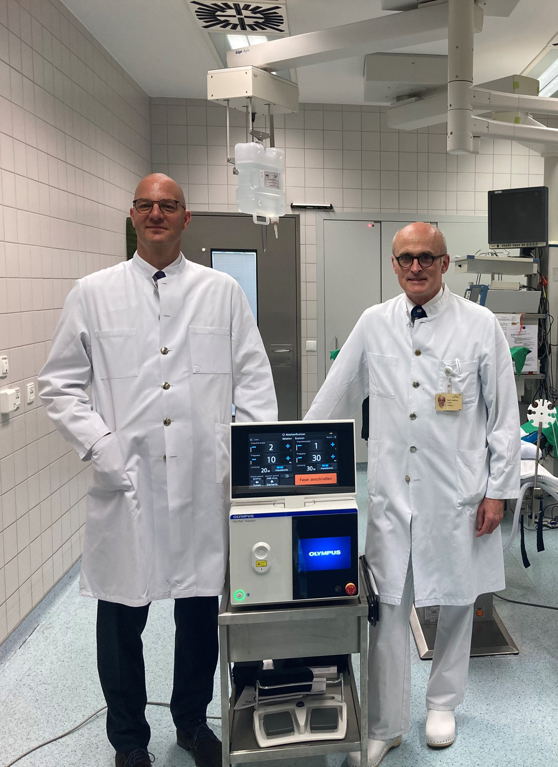 Prof. Dr. Thorsten Bach, Chefarzt Urologie im Westklinikum Hamburg (links) und Prof. Dr. Andreas Gross, Chefarzt Urologie in der Asklepios Klinik Barmbek (rechts) mit dem Soltive SuperPulsed Thulium Fiber Laser System von Olympus