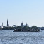 Von der Ostseite der Alster auch gut mit dem Schiff zu erreichen