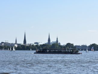 Von der Ostseite der Alster auch gut mit dem Schiff zu erreichen