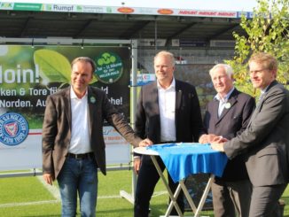 VRNL Ministerpräsident Daniel Günther, Peter Willer, Holstein Kiel Geschäftsführer Wolfgang Schwenke stellen mit Axel Niesing von Anton Willer die Aktion vor.