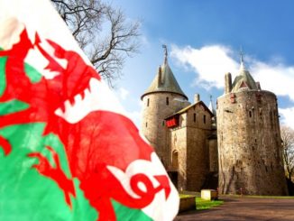 Walisische Flagge vor der Burg Castell Coch, Südwales © Crown Copyright (2021) Visit Wales