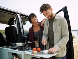 Einbaubar hinter dem Beifahrersitz oder an der Heckklappe im Bus ist in der Kompaktlösung "Sidekit"