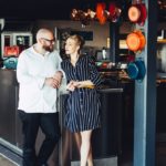 Inhaber Sophie Lehmann und Thomas Imbusch des nachhaltigen Sternerestaurant 100/200 kitchen an den Hambuger Elbbrücken freuen sich, endlich wieder Gäste zu begrüßen.