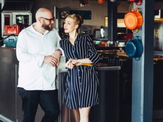 Inhaber Sophie Lehmann und Thomas Imbusch des nachhaltigen Sternerestaurant 100/200 kitchen an den Hambuger Elbbrücken freuen sich, endlich wieder Gäste zu begrüßen.