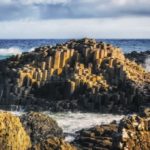 der Klippenrand des Giant's Causeway Coast im Norden Irlands