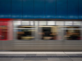 Schnell vorbeifahrender U-Bahn-Zug