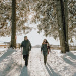 Pärchen wandert im Winterwald