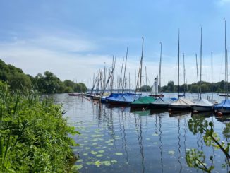 Überall sind Treboote oder richitge keline Segelboote zu mieten