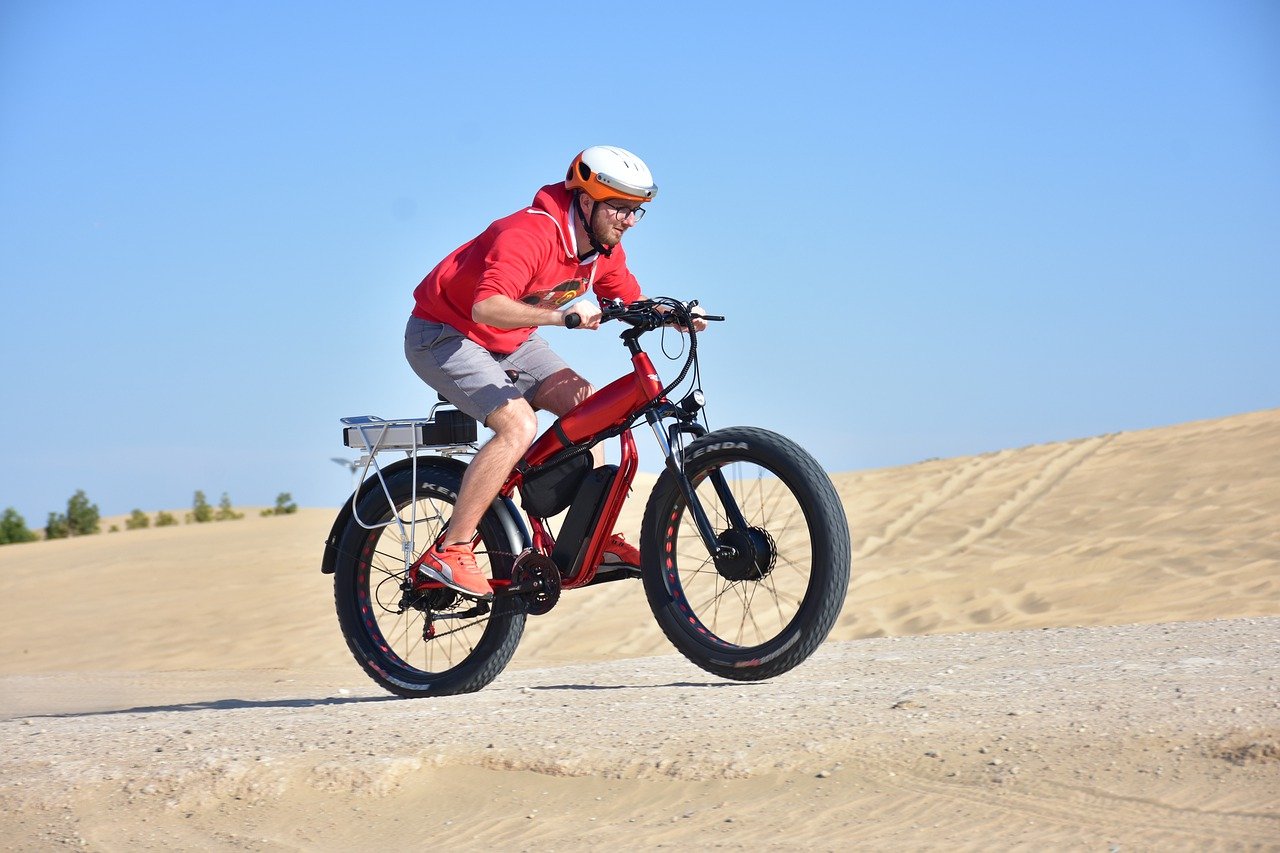 Fahrradfahrer im Sand