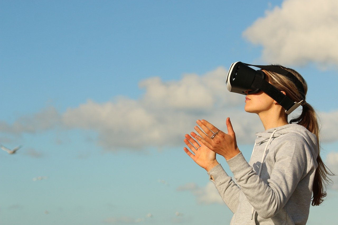 woman-1845517_1280 | Frau mit VR-Brille