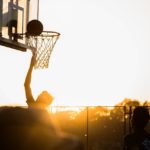 Basketballspieler im gegenlicht