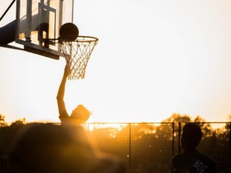 Basketballspieler im gegenlicht