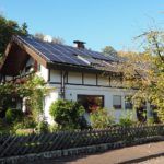 Haus mit Solarzellen auf dem Dach