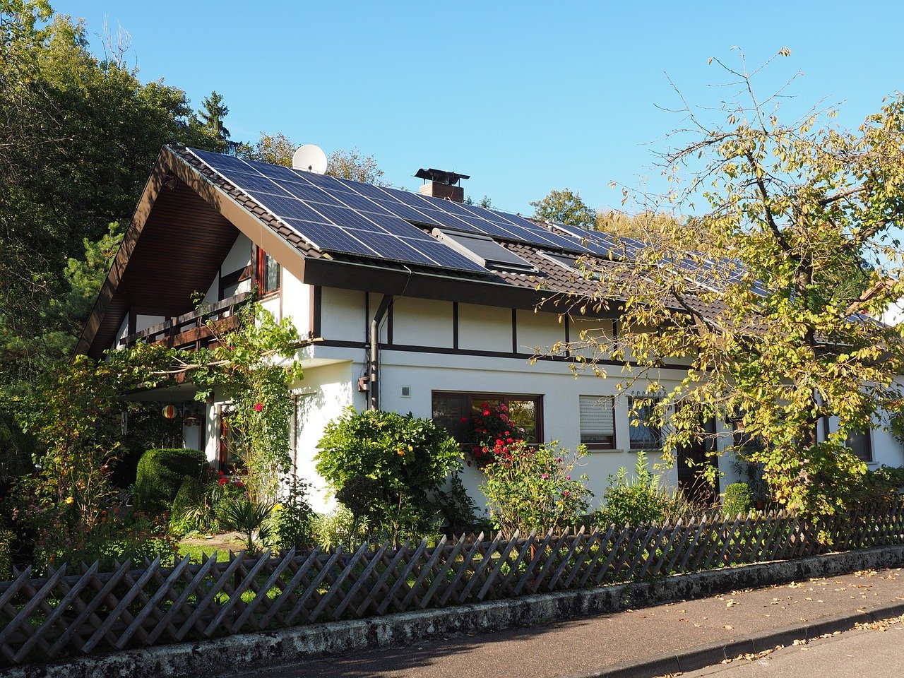 Haus mit Solarzellen auf dem Dach