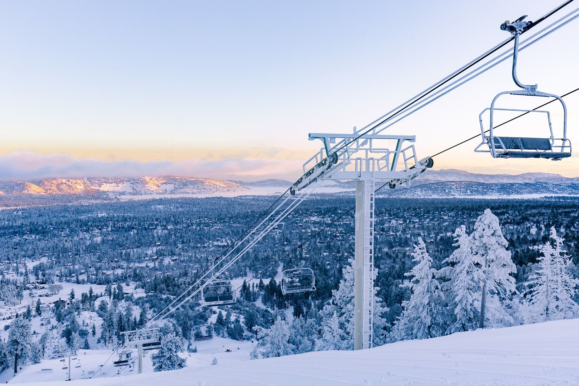 In die Berge in den Wintersport ist fliegen die sicherste Alternative