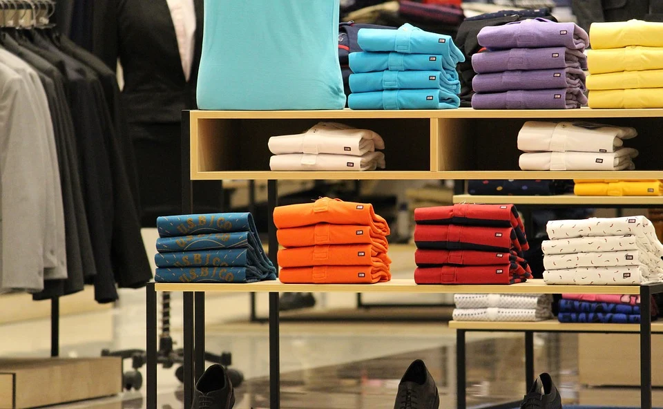 Oft genug nimmt der Mann weibliche Hilfe beim Fashion-Shopping in Anspruch
