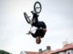 Stunt mit BMX-Bike