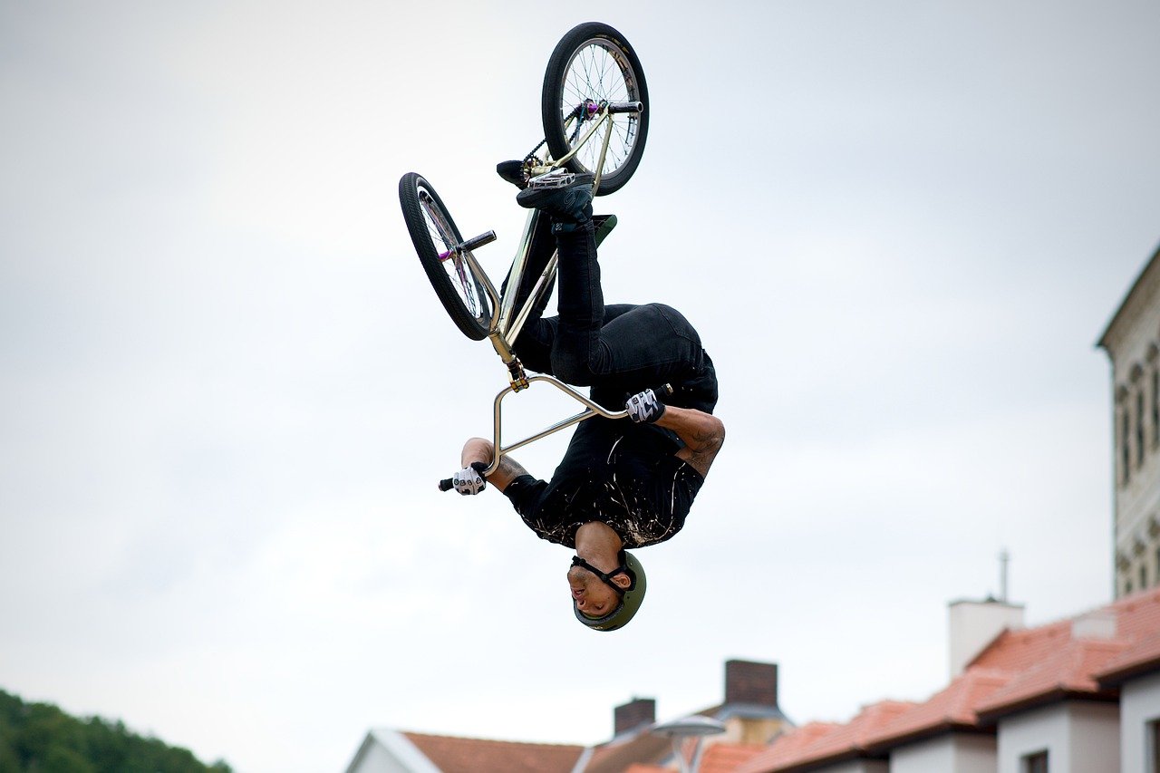 Stunt mit BMX-Bike