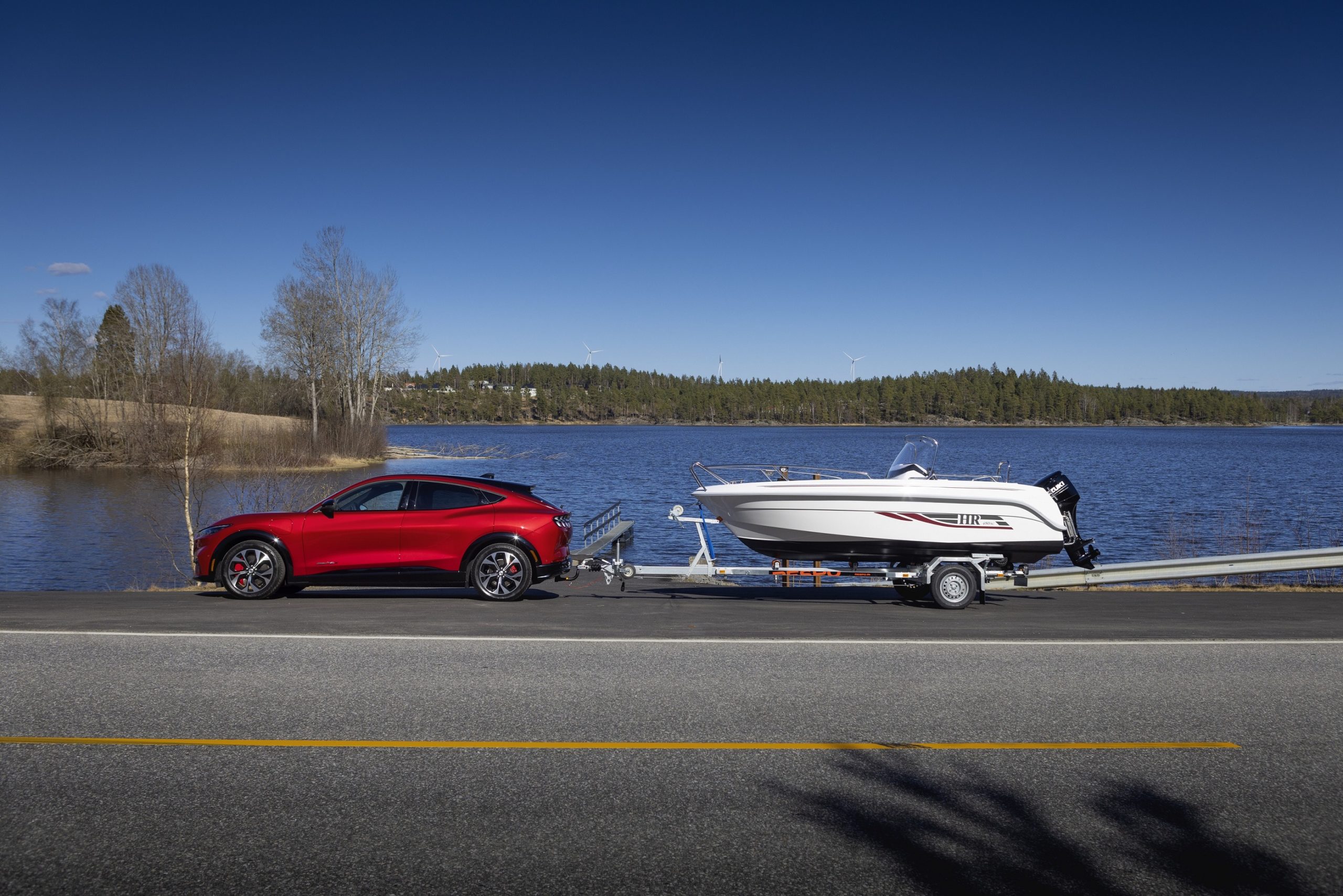 Ford Mustang Mach-E mit Bootsanhänger