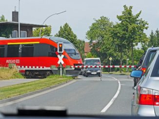 Regionalzug am Bahnübergang