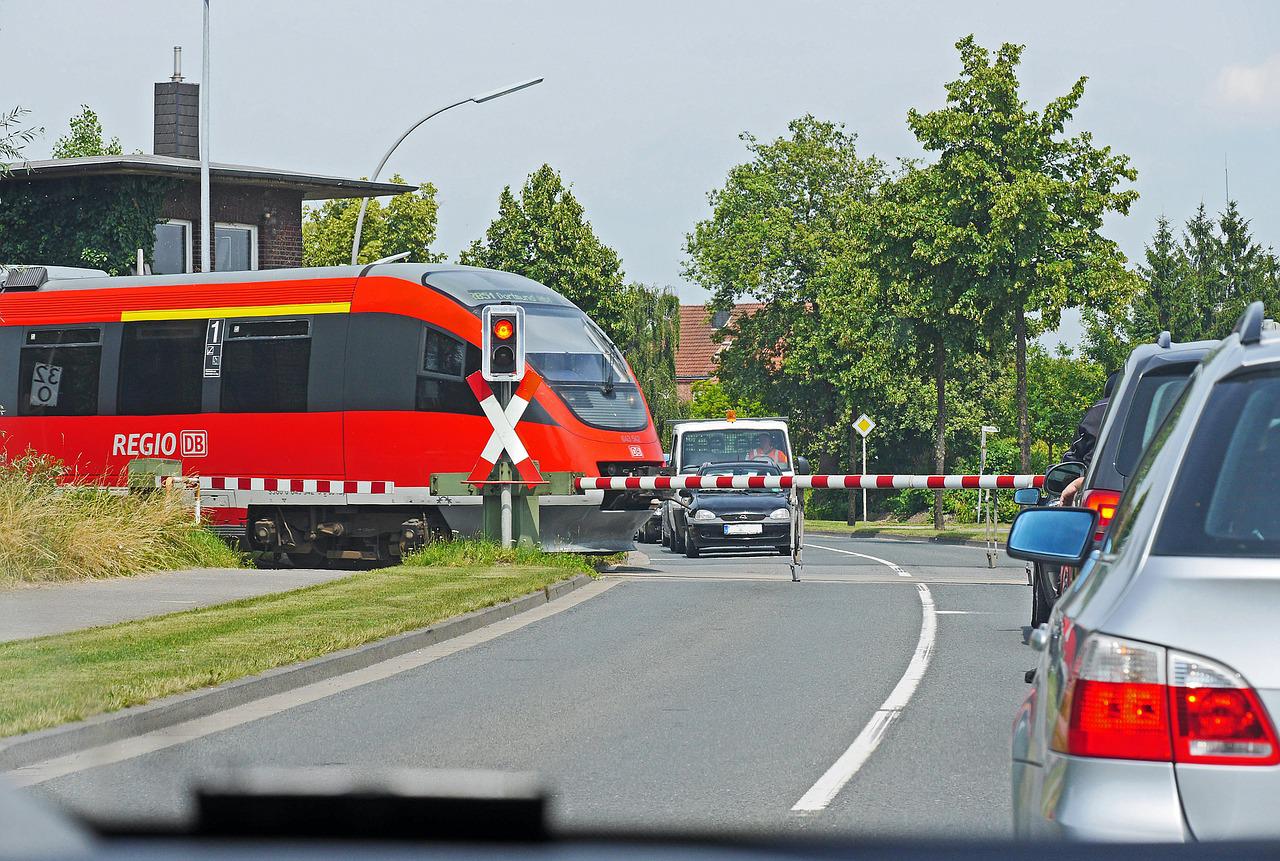 automobile-3034401_1280 | Regionalzug am Bahnübergang