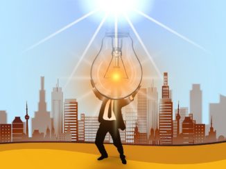 Mann mit Glühlampe