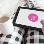 Einkauf mit Tablett und Kaffee