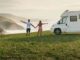 Paar mit Wohnmobil