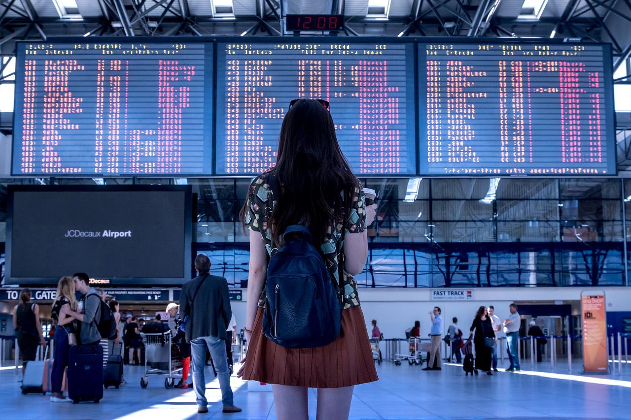 Frau am Airport