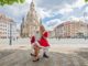 Sommerweihnacht in Dresden: Katrin und Matthias Walther vor der Frauenkirche (© Jens Kirchschläger)