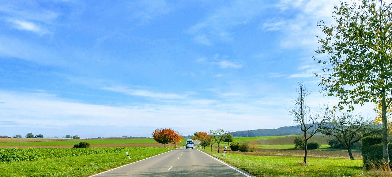 Auto auf Chaussee