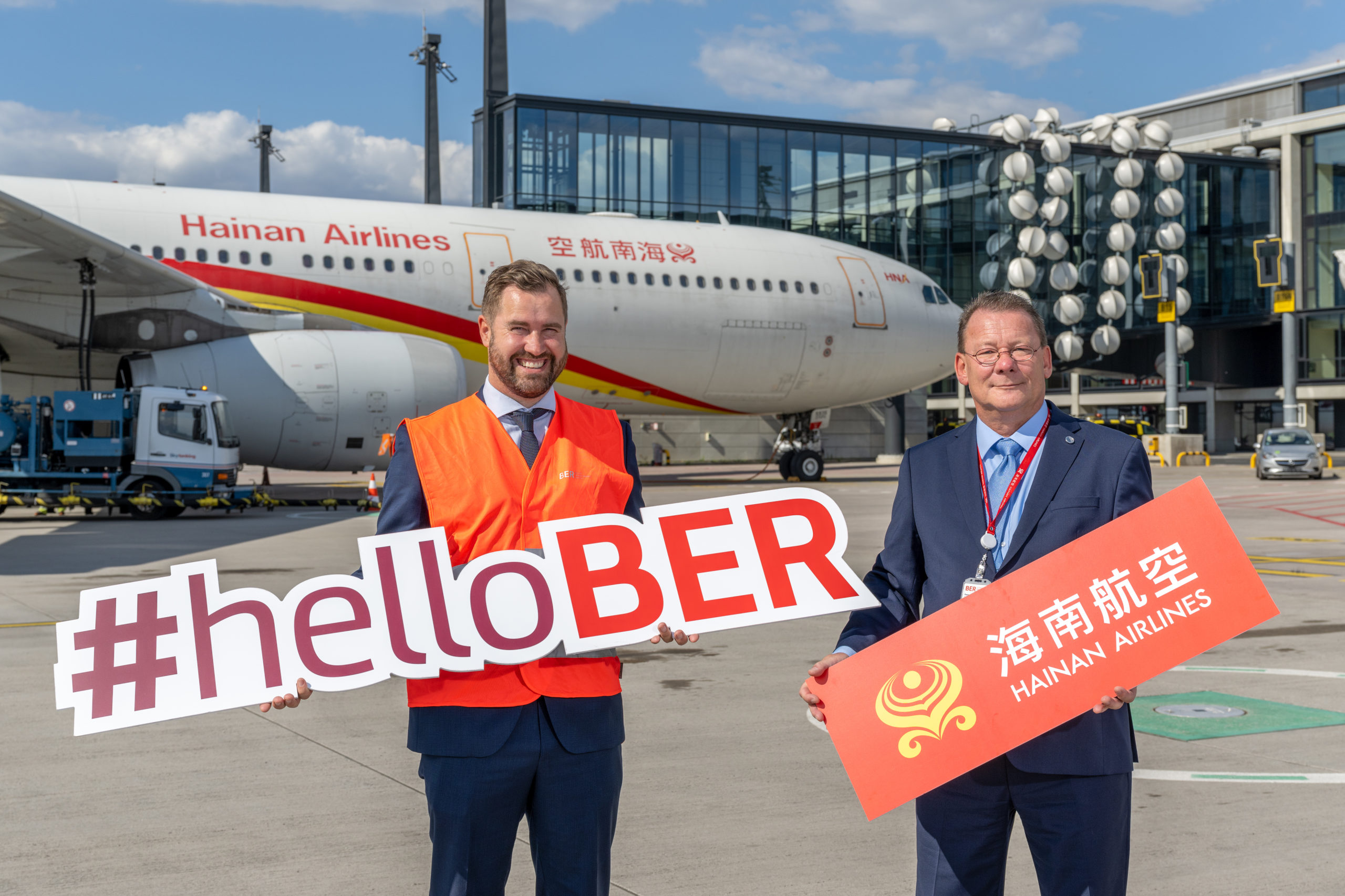 Thomas Hoff Andersson, COO Flughafen Berlin Brandenburg und Stefan Pampel, Sales Manager Hainan Airlines (v.l.) beim Erstflug des Hainan Airbus A 330 vom BER nach Peking