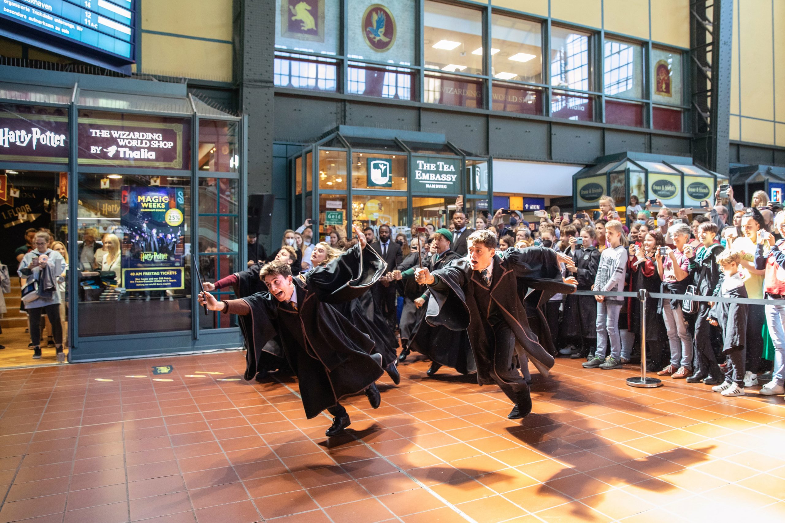 Darsteller des Theaterstücks „Harry Potter und das verwunschene Kind“ beim Auftritt