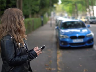 Frau mit Handy an der Strasse