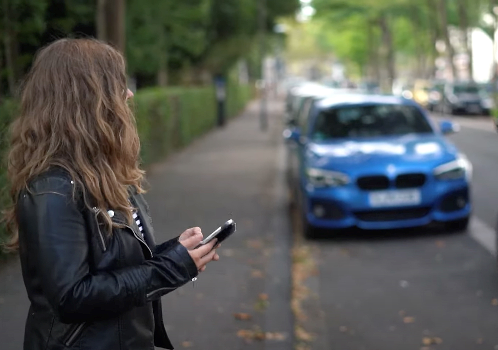 Frau mit Handy an der Strasse