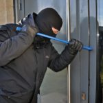 Enbrecher stemmt Tür auf